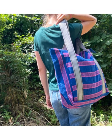 Carry on bag in organic cotton handwoven with threads of recycled plastic. Created in solidarity with Burkina Artisans.