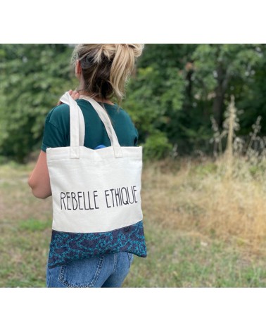 Rebelle Éthique, a beautiful coton and wax tote bag for strolling around !